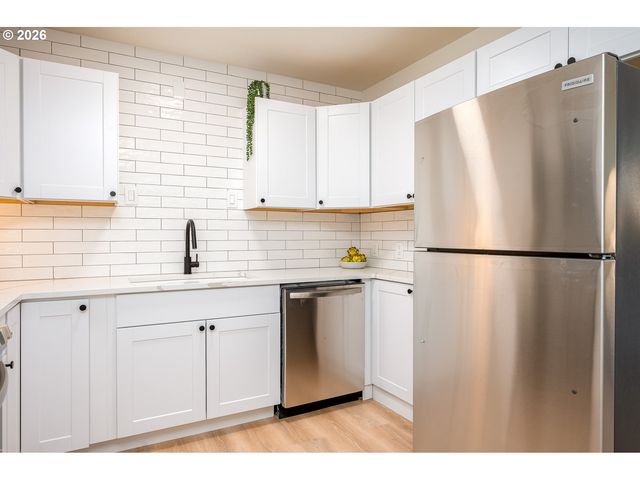 12530 Se MARKET St, Portland, OR 97233