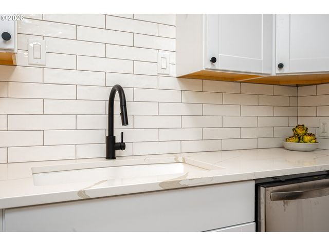 12530 Se MARKET St, Portland, OR 97233