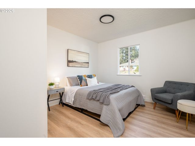 12530 Se MARKET St, Portland, OR 97233