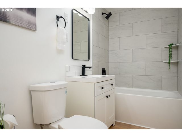 12530 Se MARKET St, Portland, OR 97233