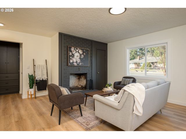 12530 Se MARKET St, Portland, OR 97233