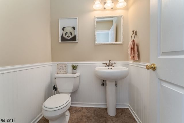 13 Spruce Ter, Mount Arlington Boro, NJ 07856