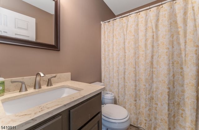 13 Spruce Ter, Mount Arlington Boro, NJ 07856