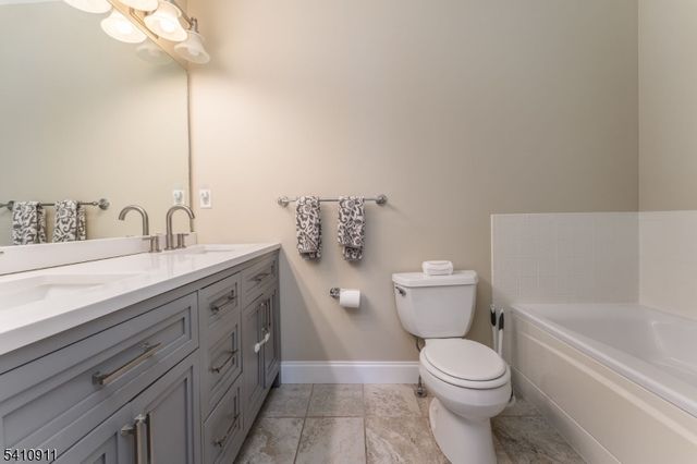 13 Spruce Ter, Mount Arlington Boro, NJ 07856