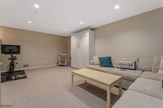 13 Spruce Ter, Mount Arlington Boro, NJ 07856