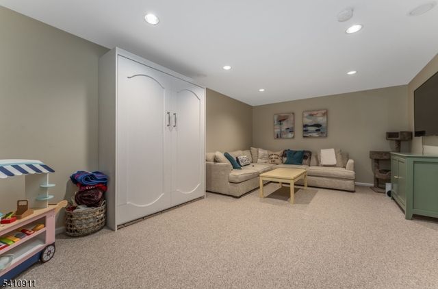 13 Spruce Ter, Mount Arlington Boro, NJ 07856