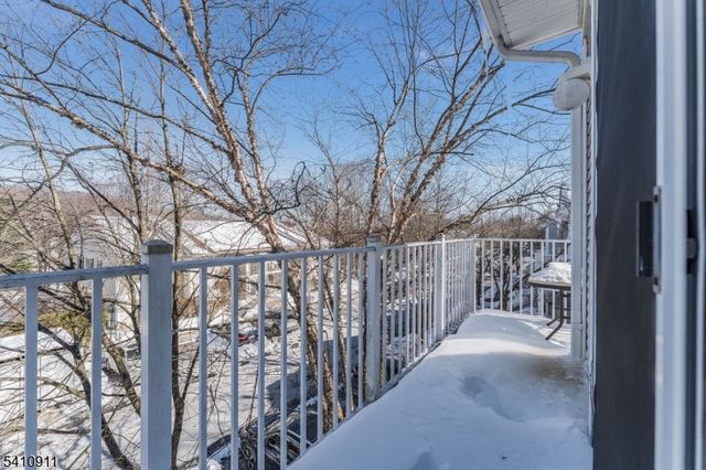 13 Spruce Ter, Mount Arlington Boro, NJ 07856