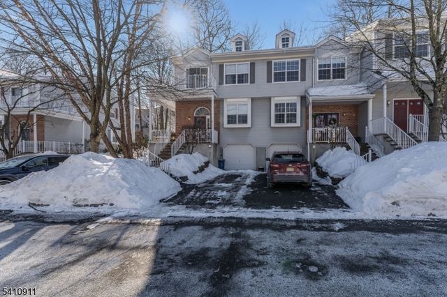 13 Spruce Ter, Mount Arlington Boro, NJ 07856