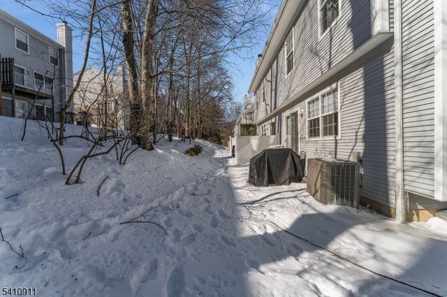 13 Spruce Ter, Mount Arlington Boro, NJ 07856