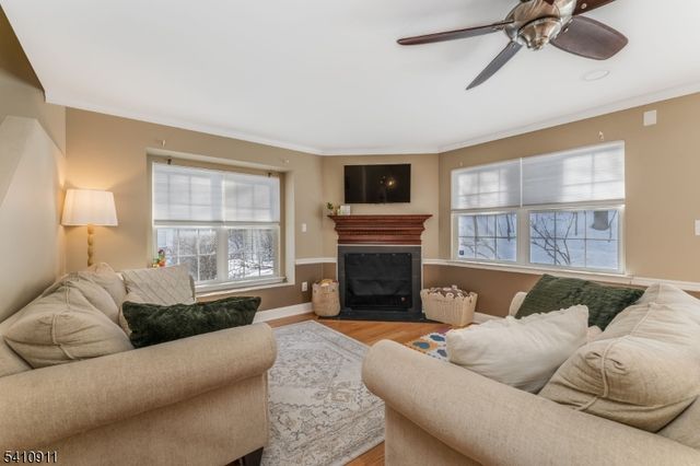 13 Spruce Ter, Mount Arlington Boro, NJ 07856