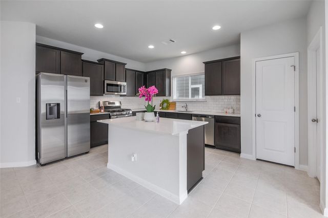 112 Eagle Lake DR, Hutto, TX 78634