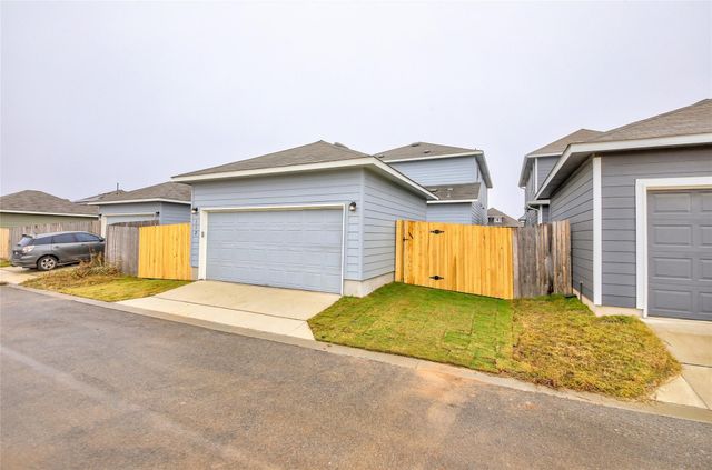 112 Eagle Lake DR, Hutto, TX 78634
