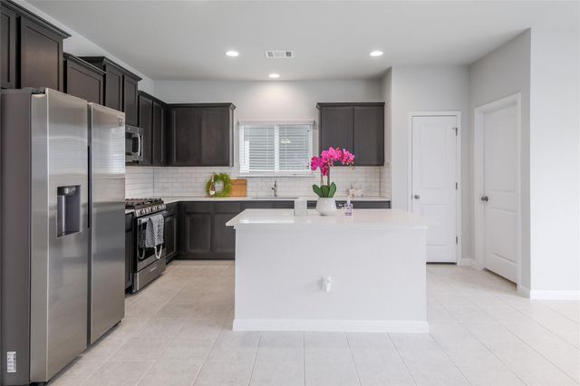 112 Eagle Lake DR, Hutto, TX 78634