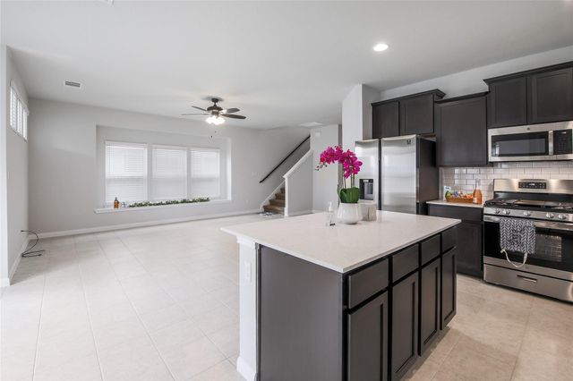 112 Eagle Lake DR, Hutto, TX 78634