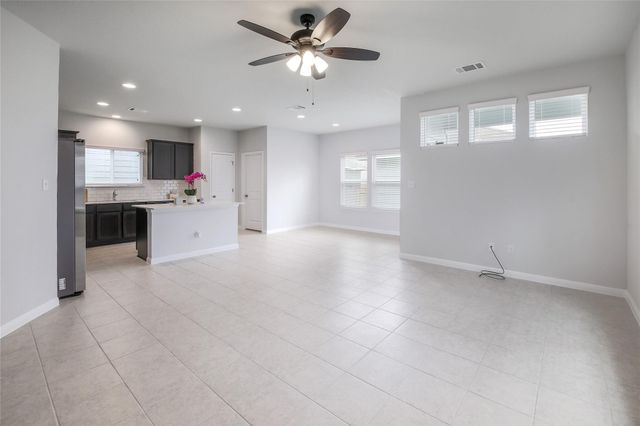 112 Eagle Lake DR, Hutto, TX 78634
