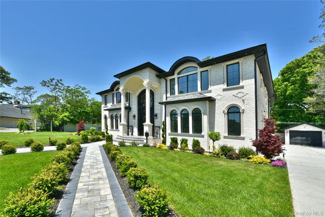 33 Parkway Drive, Roslyn Heights, NY 11577