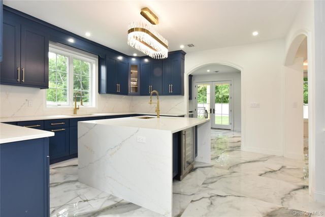 33 Parkway Drive, Roslyn Heights, NY 11577