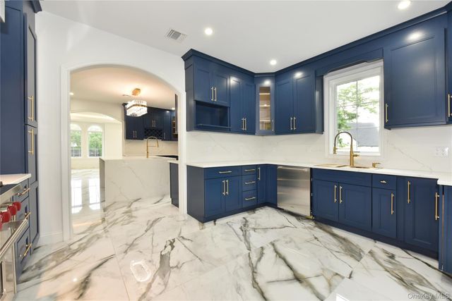 33 Parkway Drive, Roslyn Heights, NY 11577