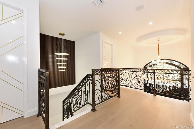 33 Parkway Drive, Roslyn Heights, NY 11577