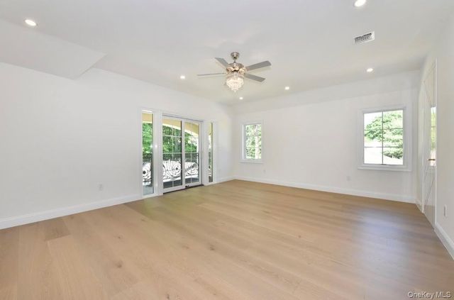 33 Parkway Drive, Roslyn Heights, NY 11577