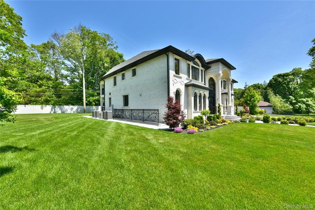 33 Parkway Drive, Roslyn Heights, NY 11577