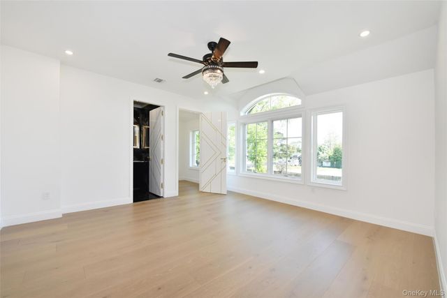 33 Parkway Drive, Roslyn Heights, NY 11577