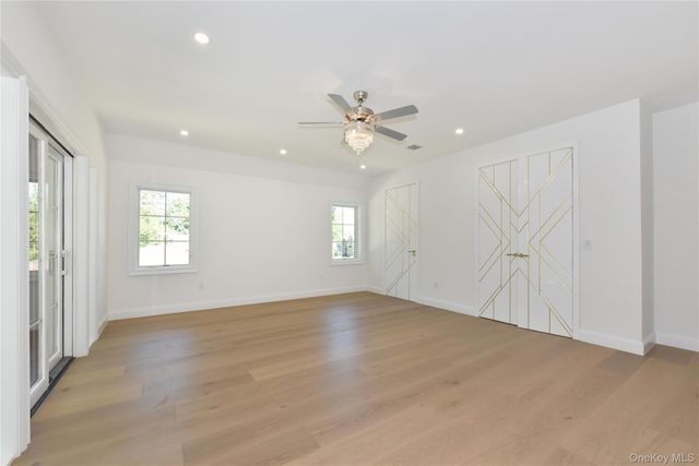 33 Parkway Drive, Roslyn Heights, NY 11577