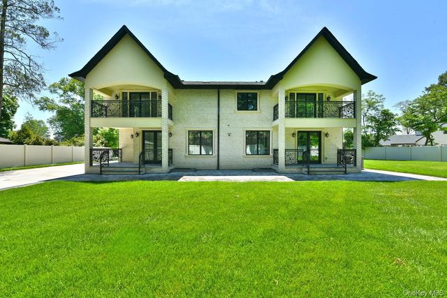 33 Parkway Drive, Roslyn Heights, NY 11577