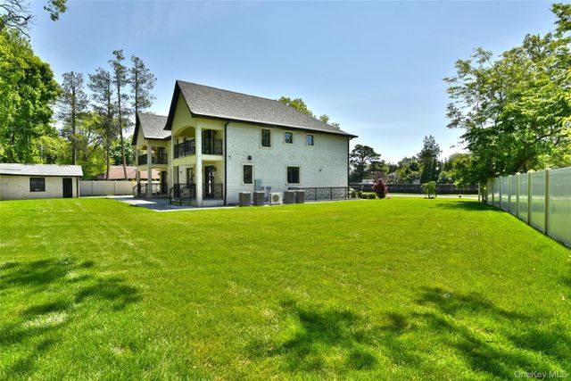 33 Parkway Drive, Roslyn Heights, NY 11577