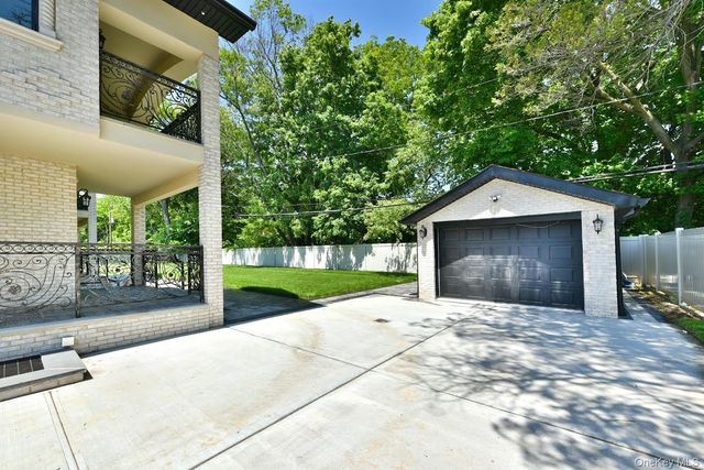 33 Parkway Drive, Roslyn Heights, NY 11577