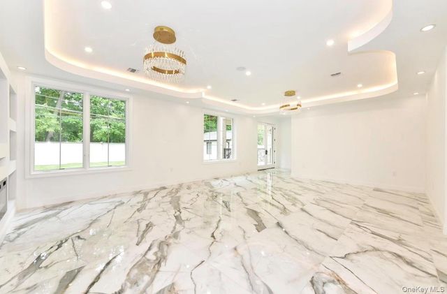 33 Parkway Drive, Roslyn Heights, NY 11577