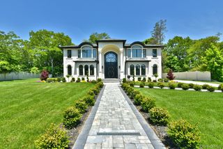 33 Parkway Drive, Roslyn Heights, NY 11577