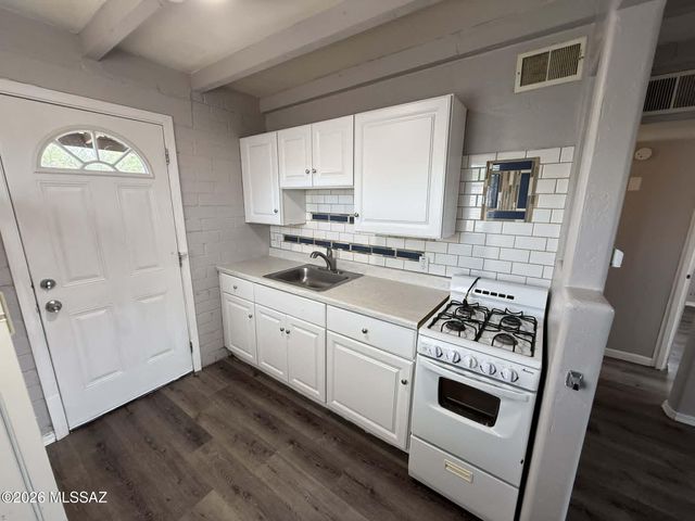 827 N Columbus Boulevard, Tucson, AZ 85711