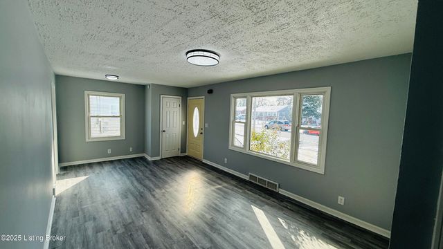 307 E Southside Ct, Louisville, KY 40214