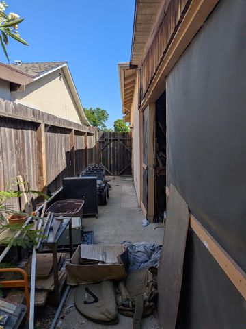 2052 Delma Way, Sacramento, CA 95825