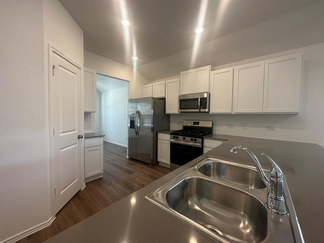 453 Alamito Ave, Kyle, TX 78640