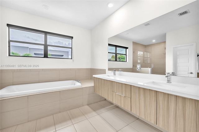 10250 NW 76th Ter, Doral, FL 33178