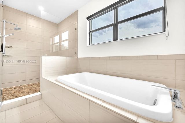 10250 NW 76th Ter, Doral, FL 33178