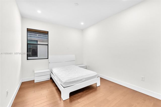 10250 NW 76th Ter, Doral, FL 33178