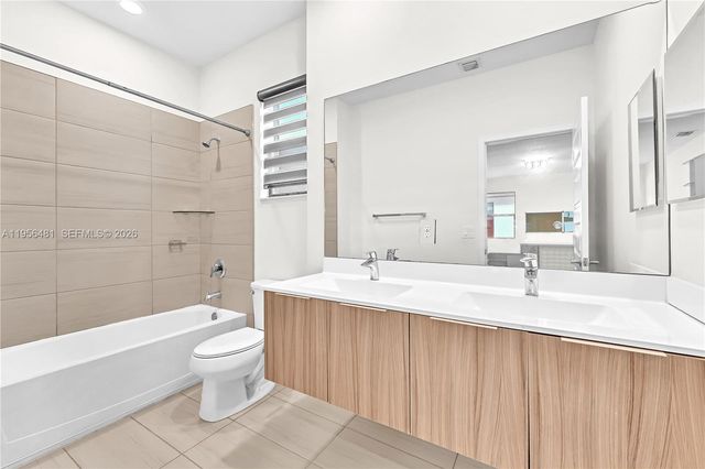 10250 NW 76th Ter, Doral, FL 33178