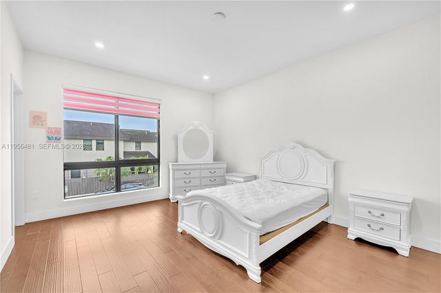 10250 NW 76th Ter, Doral, FL 33178