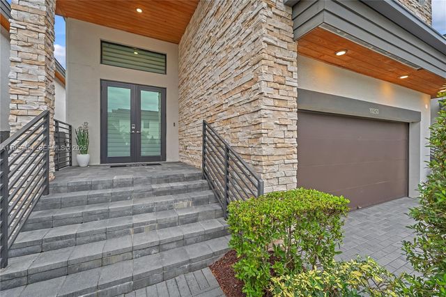 10250 NW 76th Ter, Doral, FL 33178