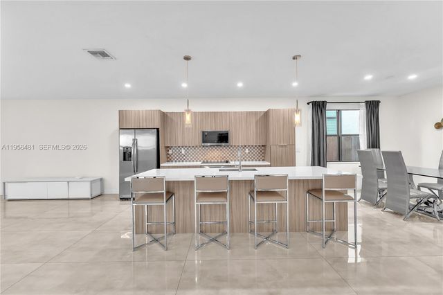 10250 NW 76th Ter, Doral, FL 33178