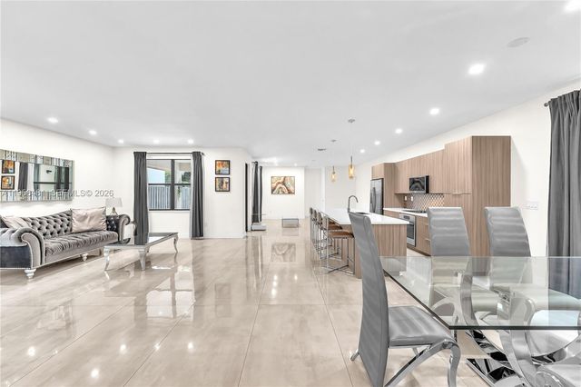 10250 NW 76th Ter, Doral, FL 33178