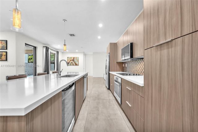 10250 NW 76th Ter, Doral, FL 33178