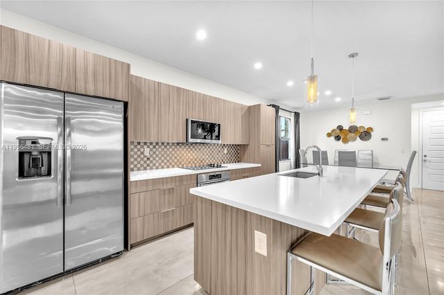 10250 NW 76th Ter, Doral, FL 33178