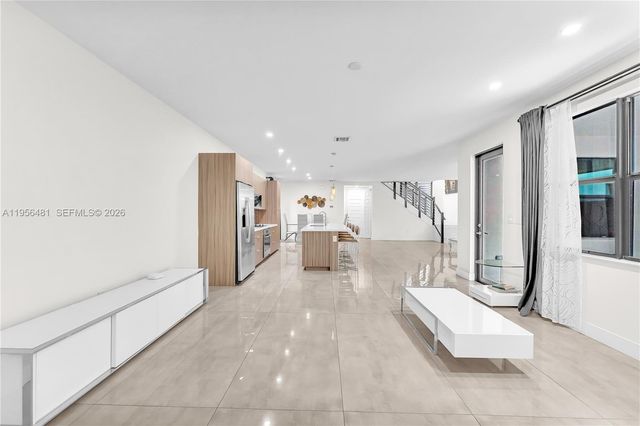 10250 NW 76th Ter, Doral, FL 33178