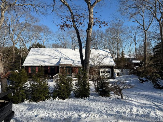 3 Fairview Road, Hampton Bays, NY 11946