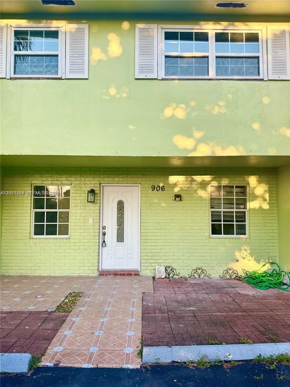 906 SW 74th Avenue, North Lauderdale, FL 33068