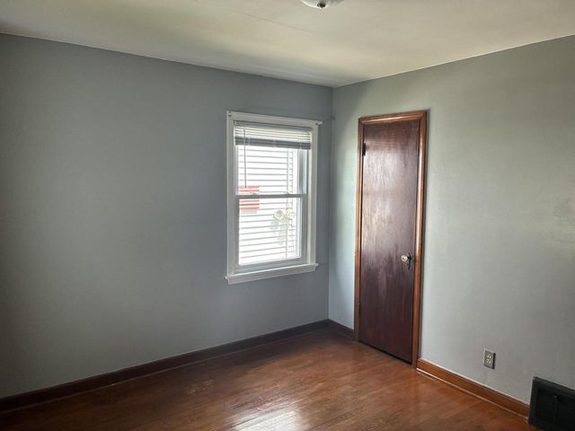 3906 S Kirkwood AVENUE, Saint Francis, WI 53235